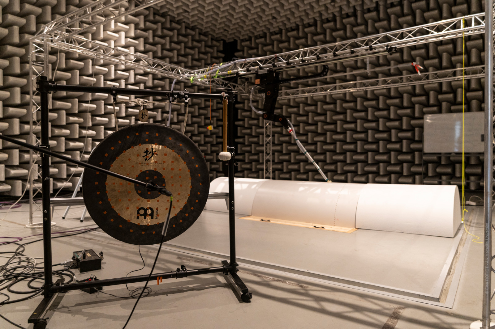 Photo d’une des chambres anéchoïques du Laboratoire de Mécanique et d’Acoustique (LMA, AMU/CNRS/Centrale Méditerranée) - Crédit : Eléa Ropiot – Aix-Marseille Université