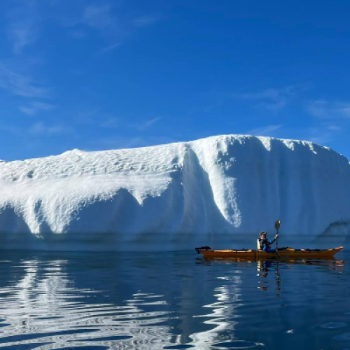 Vincent Jomelli en mission dans un canoë devant la banquise