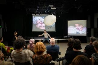 Photo d'une animation avec ballon sur scène lors des 10 ans de la Maison de la Recherche.