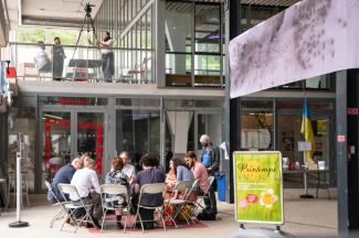 Photo d'une table ronde prise au Cube lors des 10 ans de la Maison de la Recherche