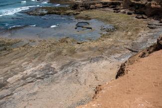 Photo de la plage rocheuse à Larache sur le littoral Nord-Ouest du Maroc où les empreintes ont été découvertes