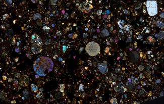 Image en lumière transmise polarisée et analysée de la chondrite ordinaire (groupe H) 