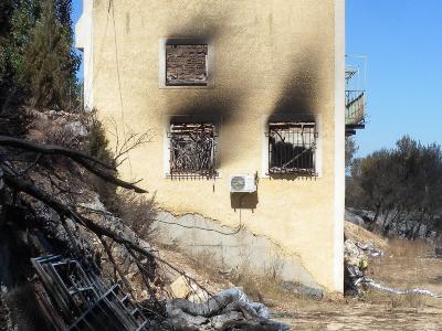 Image des restes d’une maison suite au feu de Rognac
