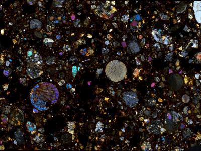 Image en lumière transmise polarisée et analysée de la chondrite ordinaire (groupe H) 