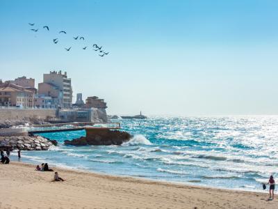 Photo d’une journée ensoleillée à la plage des Catalans de Marseille