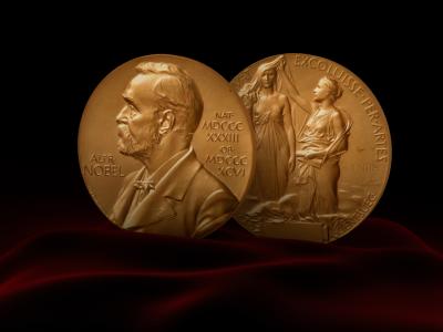 Photo d'une médaille du prix Nobel debout sur une plate-forme