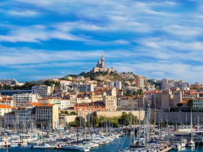Vue aérienne panoramique sur la basilique de Notre Dame de la Garde et le vieux port de Marseille.